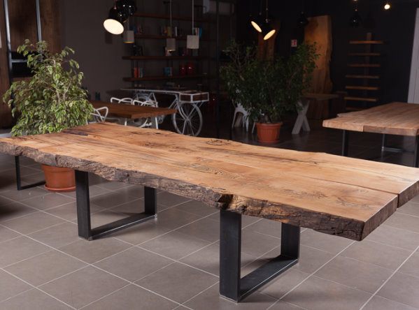 Tavolo in legno massello nello showroom di Xlab Tavolo in legno massello nello showroom di Xlab