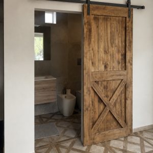 “Manuel”, porta scorrevole fienile, barn door in legno grezzo