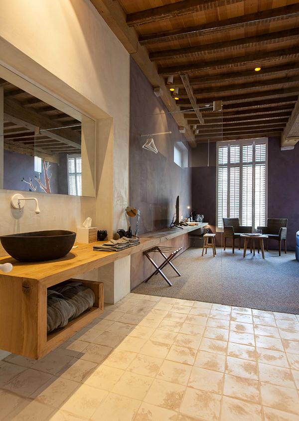 Mensola in rovere in legno massello arredo bagno con staffe porta salviette  in ferro in stile industriale