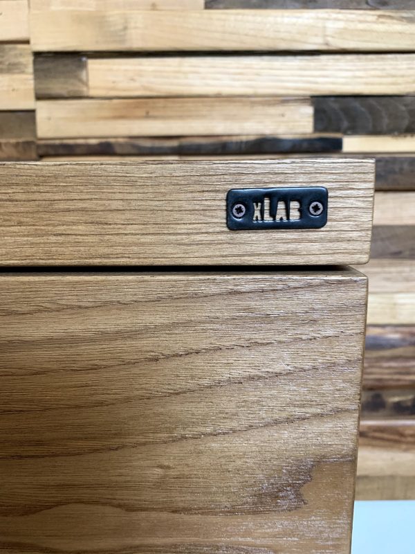 dettaglio logo xlab design su mobile bagno legno rustico con cassetti