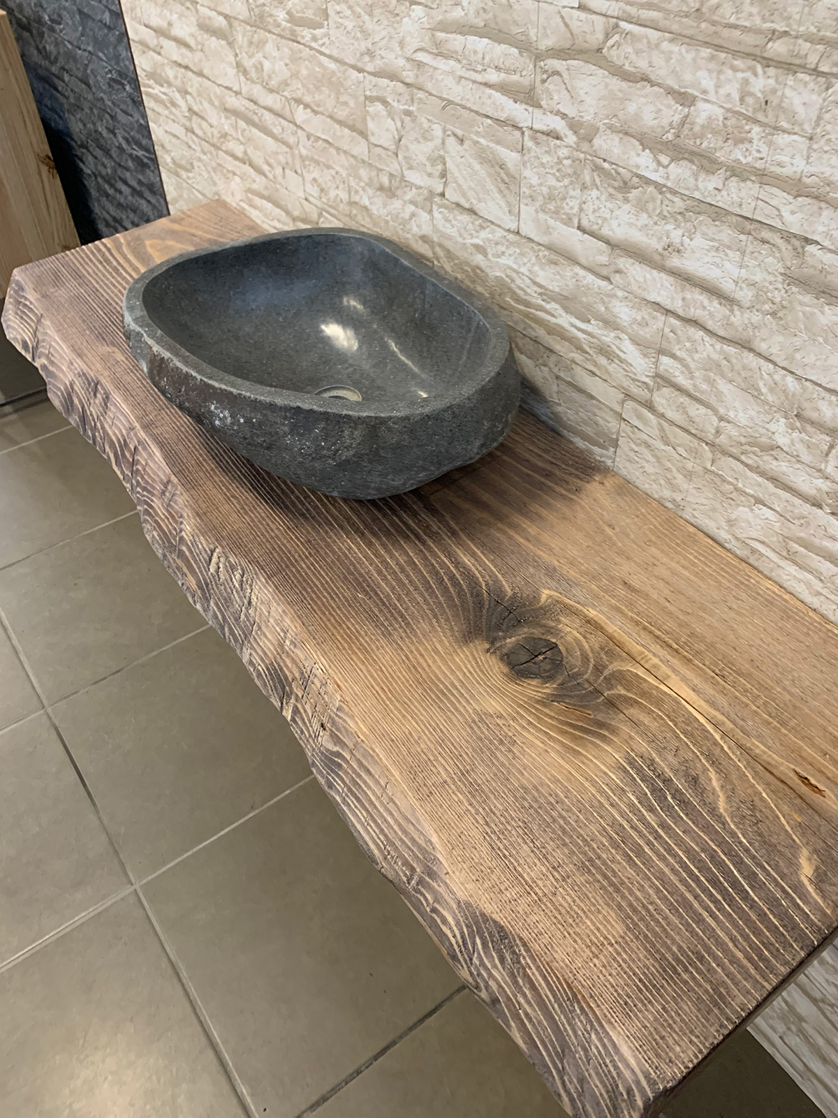 Mensola in rovere in legno massello arredo bagno con staffe porta salviette  in ferro in stile industriale