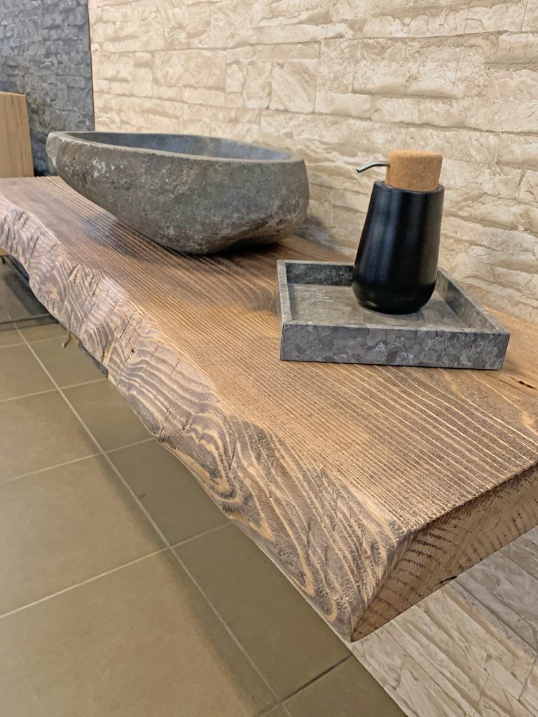Mensola mobile bagno in legno massello rustico Val di Fiemme con trattamento resinato