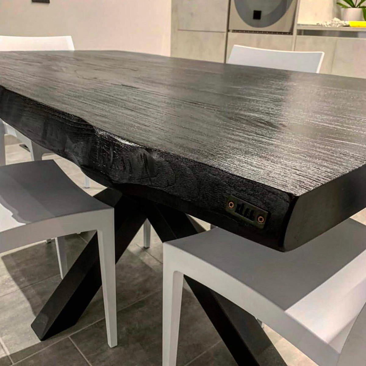 Tavolo da cucina nero All Black in legno massello - XLAB Design