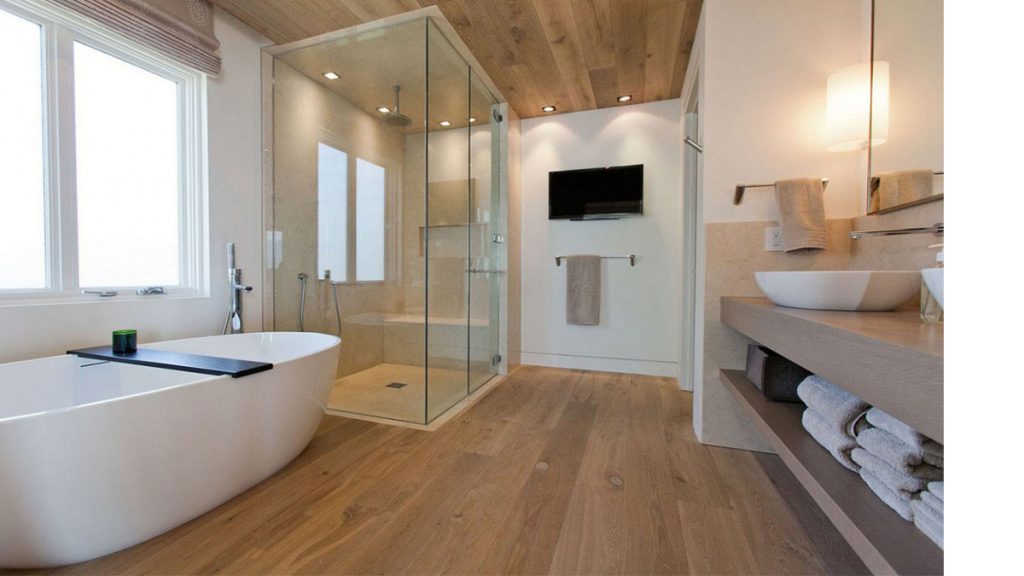 Bagno arredato con mobili, vasca e parquet