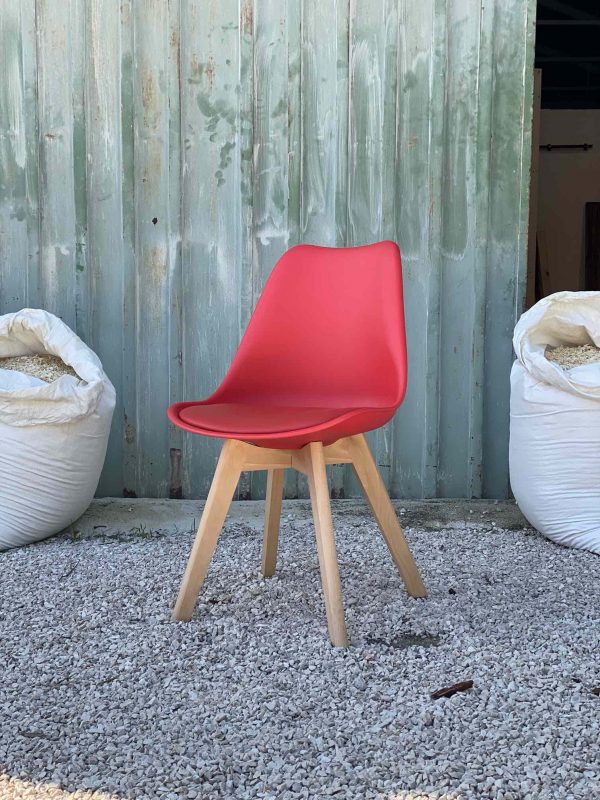 Sedie rosse in legno ed ecopelle di design moderno