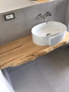 Mensola bagno in legno di castagno con bordo ondulato sagomato