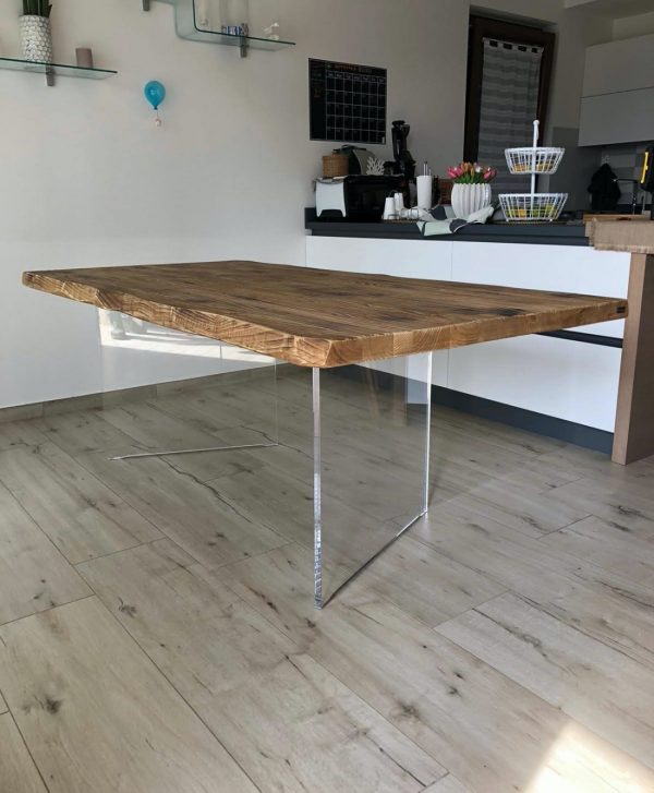 Tavolo di legno massello sospeso in aria con gambe trasparenti