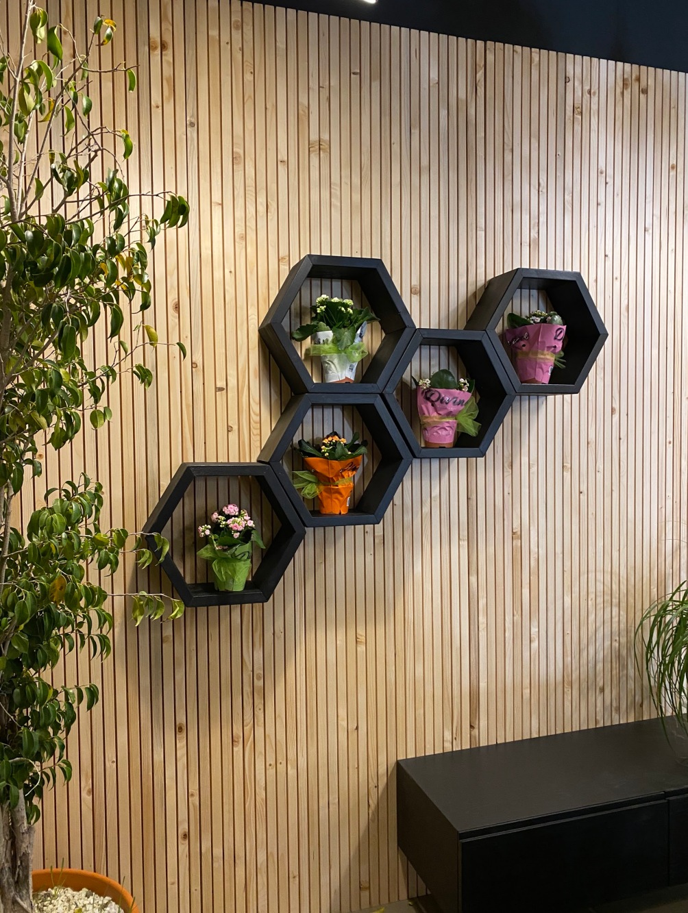 Mensola scaffale esagonale da parete in legno colore Black modello “Bee” -  XLAB Design
