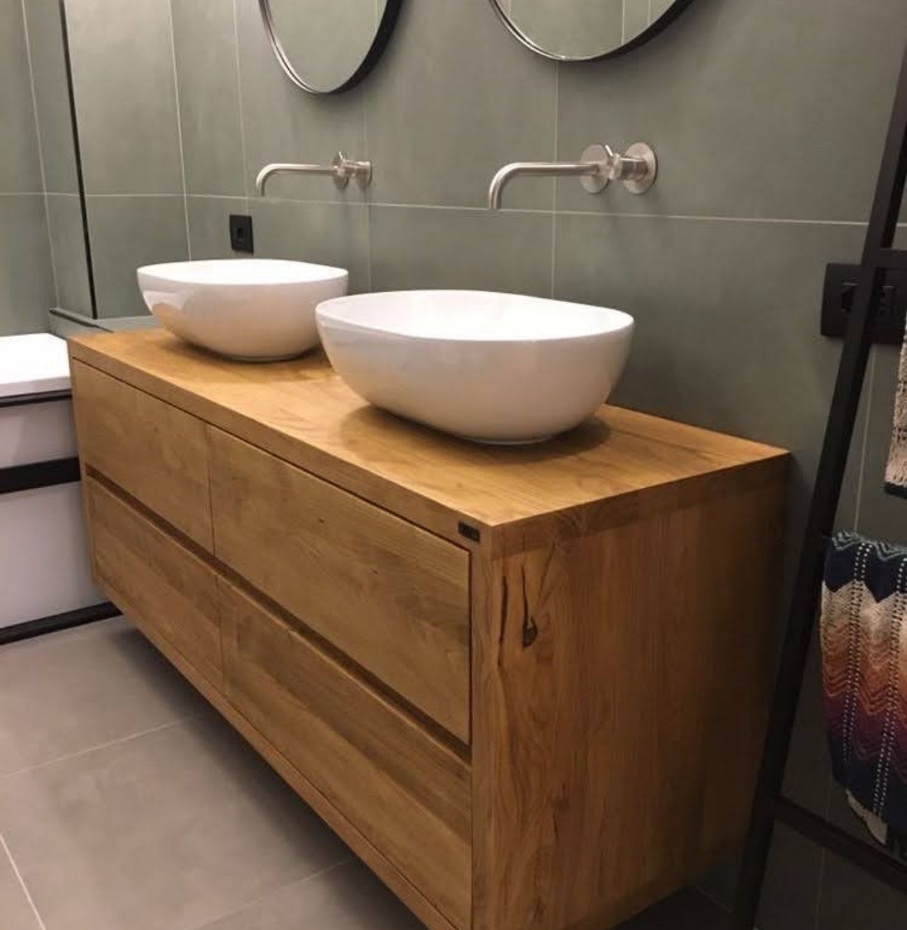Mobile bagno a terra per lavabo con cassetti in legno massello finitura  rovere - Almira - XLAB Design