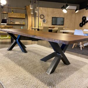 tavolo da pranzo in legno massello con le gambe in ferro XLAB Design