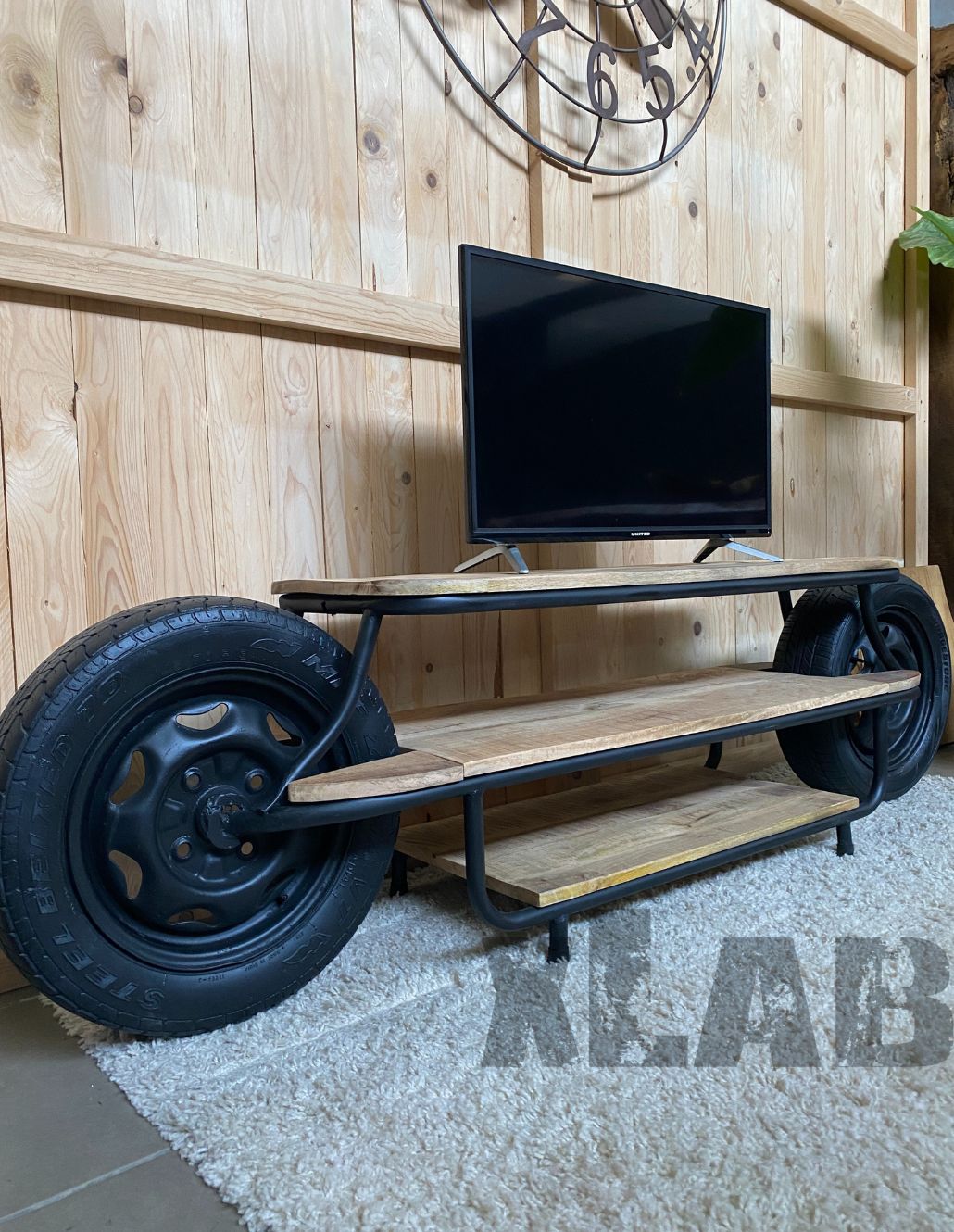 Mobiletto basso con ruote - porta tv legno massello stile industrial