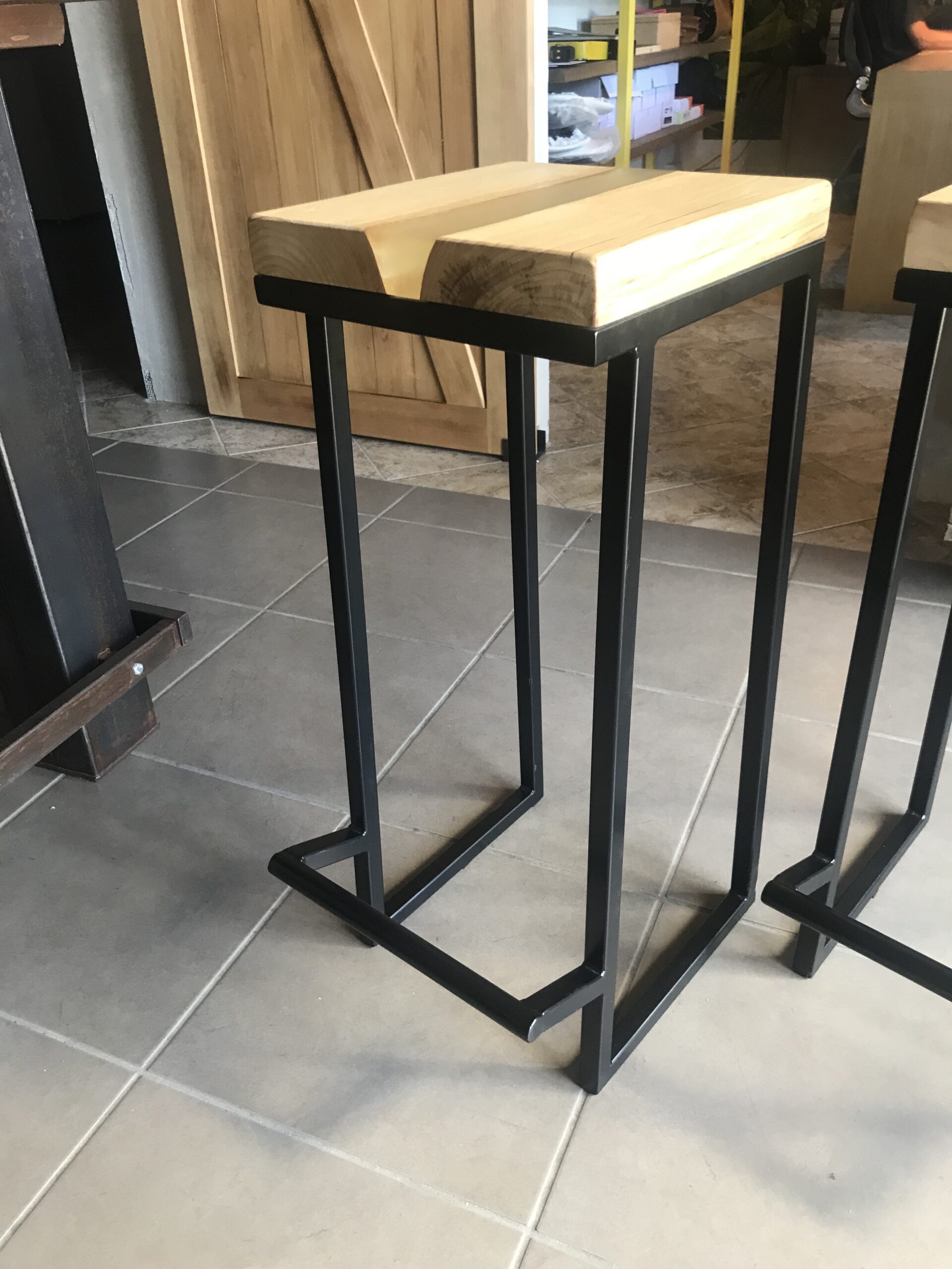 Sgabelli da bar o cucina legno e resina in ferro stile industriale-Otis -  XLAB Design
