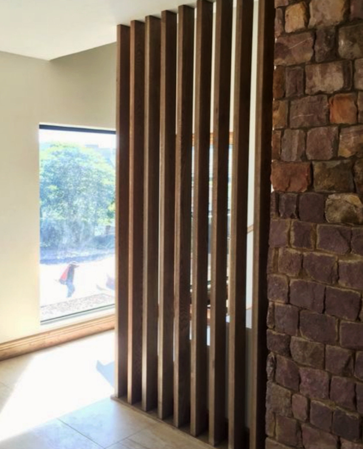 Parete listelli in legno dividere il soggiorno arredare con il legno per  interni - XLAB Design