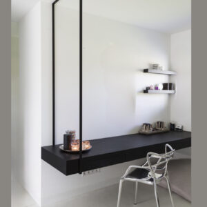 scrivania colore nero opaco senza gambe sospesa a soffitto design moderno