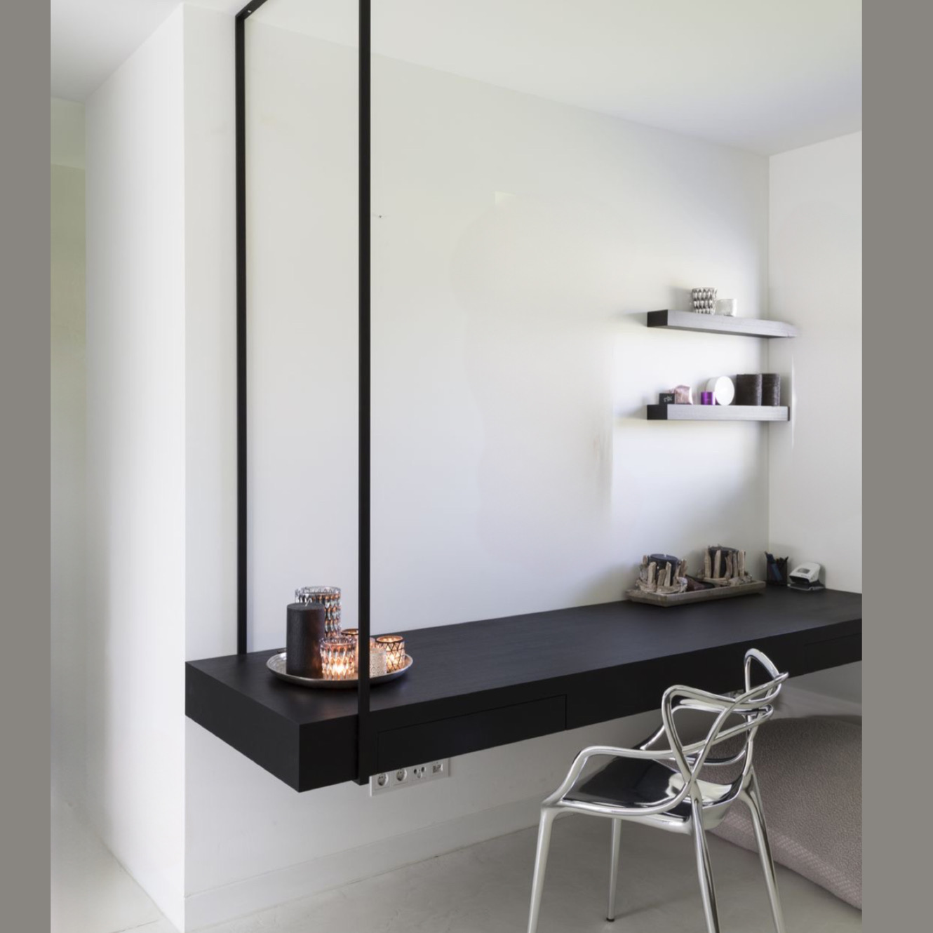 scrivania colore nero opaco senza gambe sospesa a soffitto design moderno -  XLAB Design
