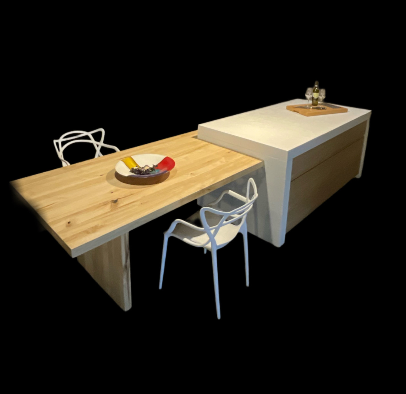 Cucina con isola effetto materico e tavolo integrato in legno