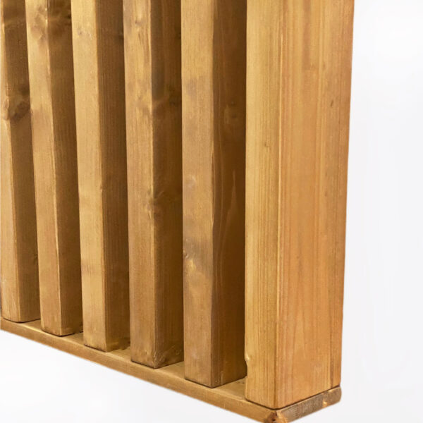 Dettaglio ravvicinato dei listelli di legno finitura rovere per dividere gli ambienti