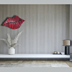 Zona giorno e parete attrezzata listelli di legno verticali colore bianco mensola sospesa porta TV