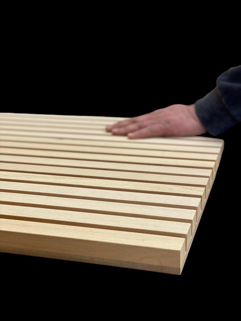 Dettaglio ante listelli verticali armadio guardaroba battente