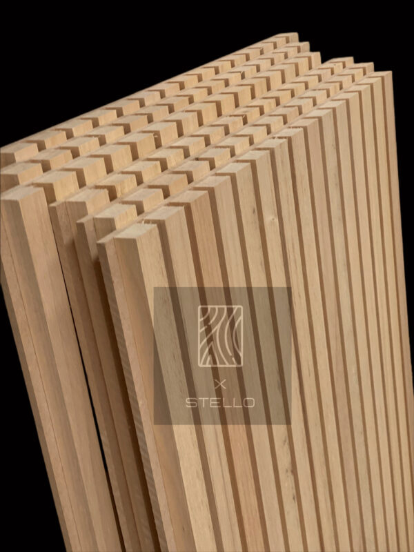 Boiserie listelli di legno verticali naturali