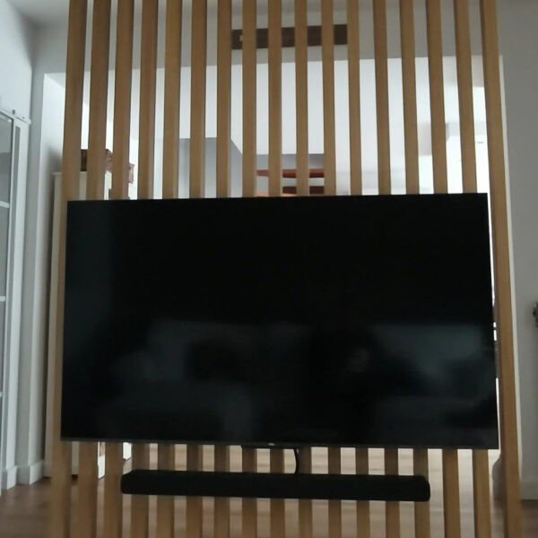 Parete divisoria listelli di legno per televisore incorporato