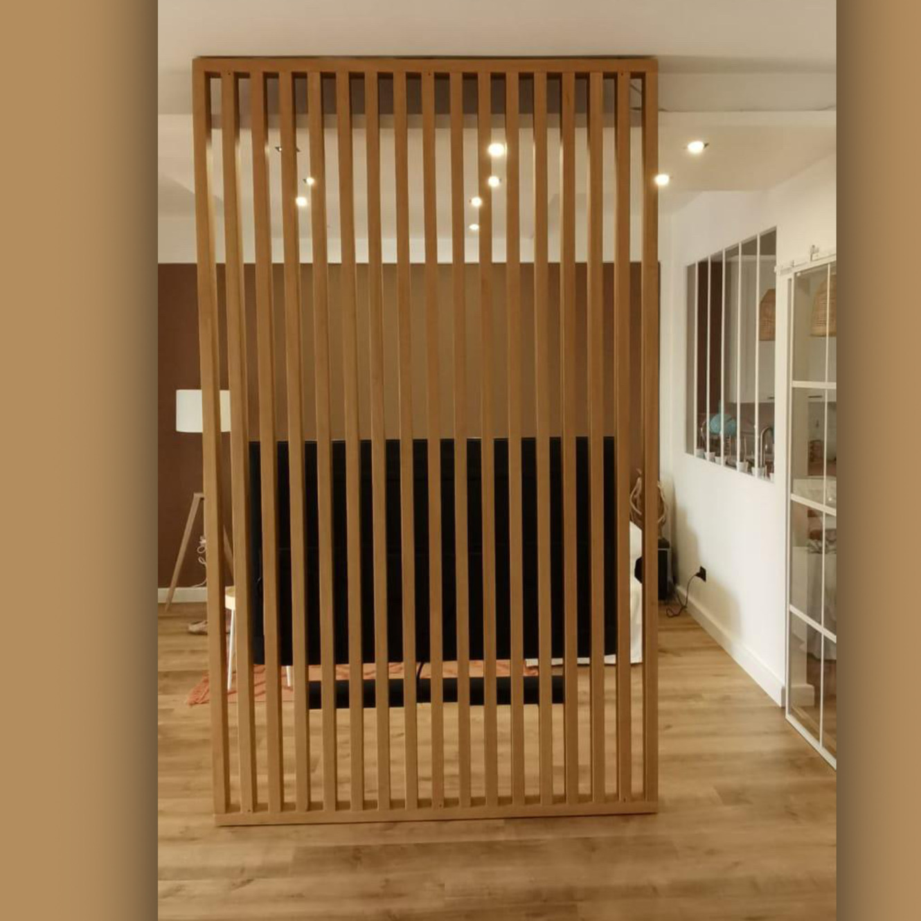 Parete divisoria listelli di legno verticali porta TV design moderno - XLAB  Design