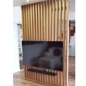 Porta TV al centro del soggiorno parete divisoria listelli di legno verticali