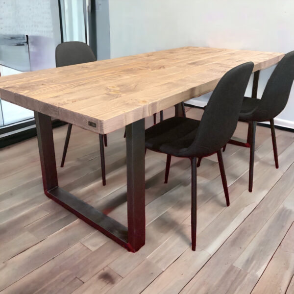 Tavolo in legno con gambe in ferro stile industriale