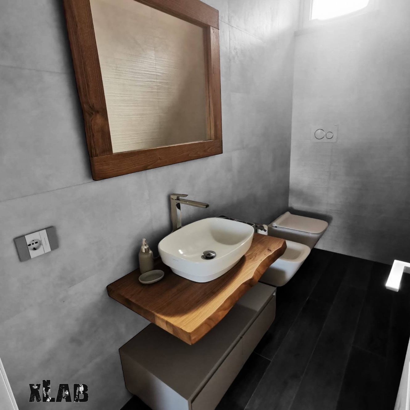 Mobile da bagno mensola sospesa in legno massello cassetto sospeso laccato  grigio tortora e specchio - XLAB Design