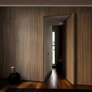 Listelli di legno verticali con Rivestimento boiserie, parete e porta battente realizzato su misura per te
