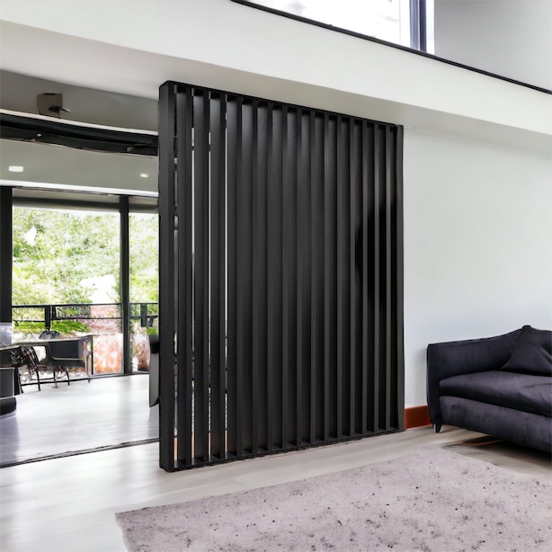 Nuova parete divisoria listelli di legno colore nero