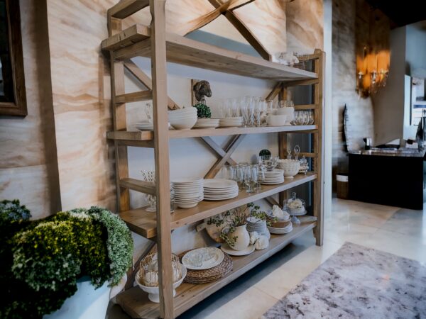 mobile da cucina con mensole in legno