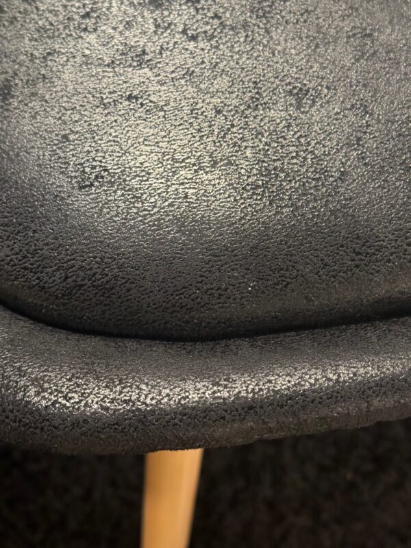 dettaglio pelle nera sedia