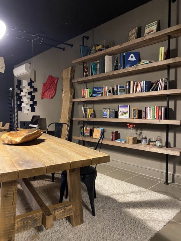 libreria e tavolo in offerta
