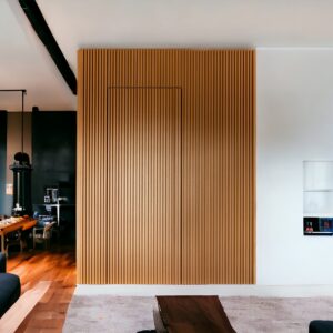 Rivestimento listelli di legno Boiserie per nascondere la Porta a filo muro