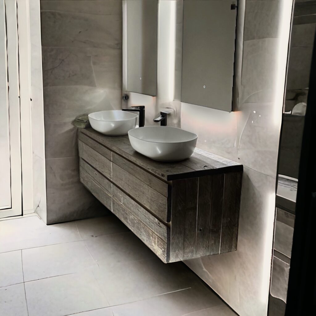Mobile da bagno con cassetti in legno antico