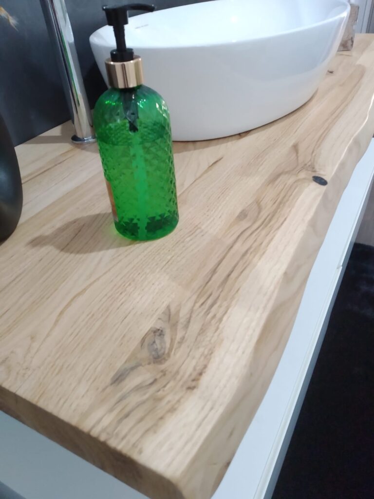 da bagno e mensola sospesa in legno