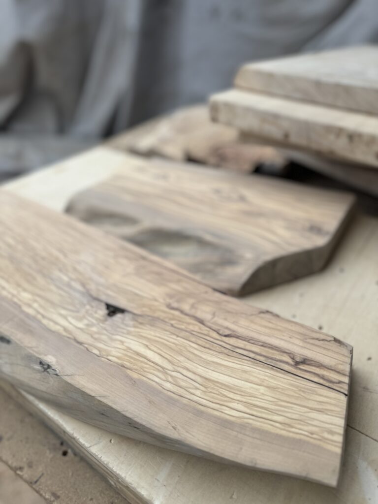 Lavorazione artigianale taglieri in legno olivo