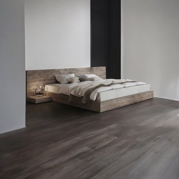 Camera da letto con letto matrimoniale grigio in legno più comodini
