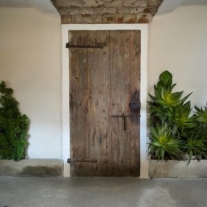Porta antica in “legno vecchio” cerniere cardini ruggine L 90 H 210 vintage design