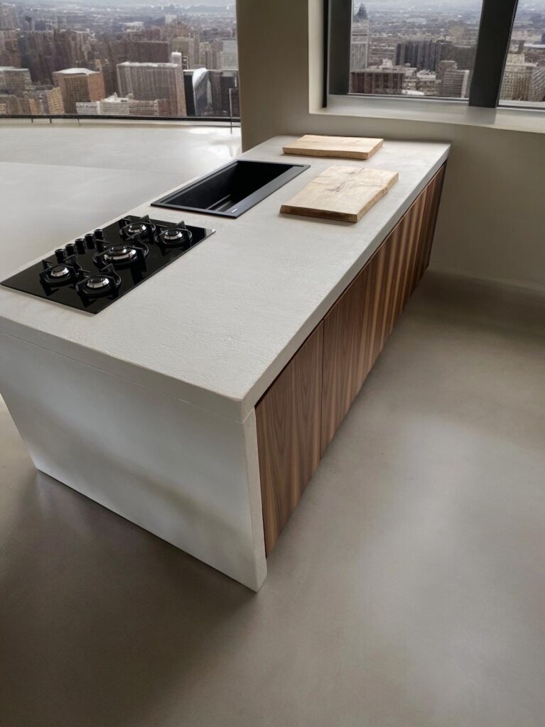 Xlab cucina isola su misura effetto batterico cemento calcestruzzo con piano cottura lavabo lava lavastoviglie e forno