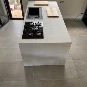 Isola cucina di design effetto cemento e legno noce nazionale fatta a mano su misura