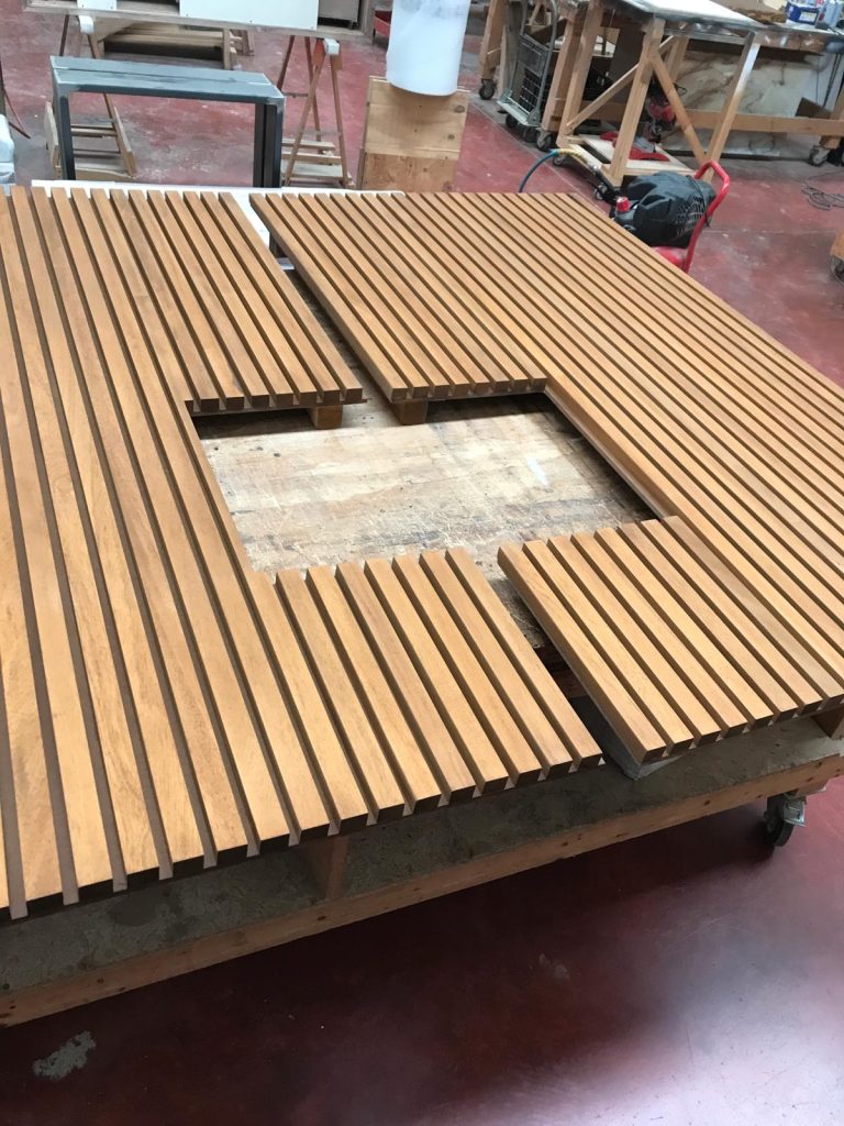 TV a parete con boiserie listelli di legno verticali, incasso televisore