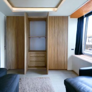 Armadio in Legno con Ante Battenti a Listelli Verticali – Il Design Minimalista al Top della Qualità