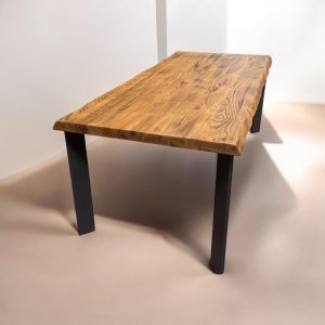 Tavolo Wild in Legno Massello di Castagno con Gambe Inclinate in Ferro – Design Rustico e Raffinato