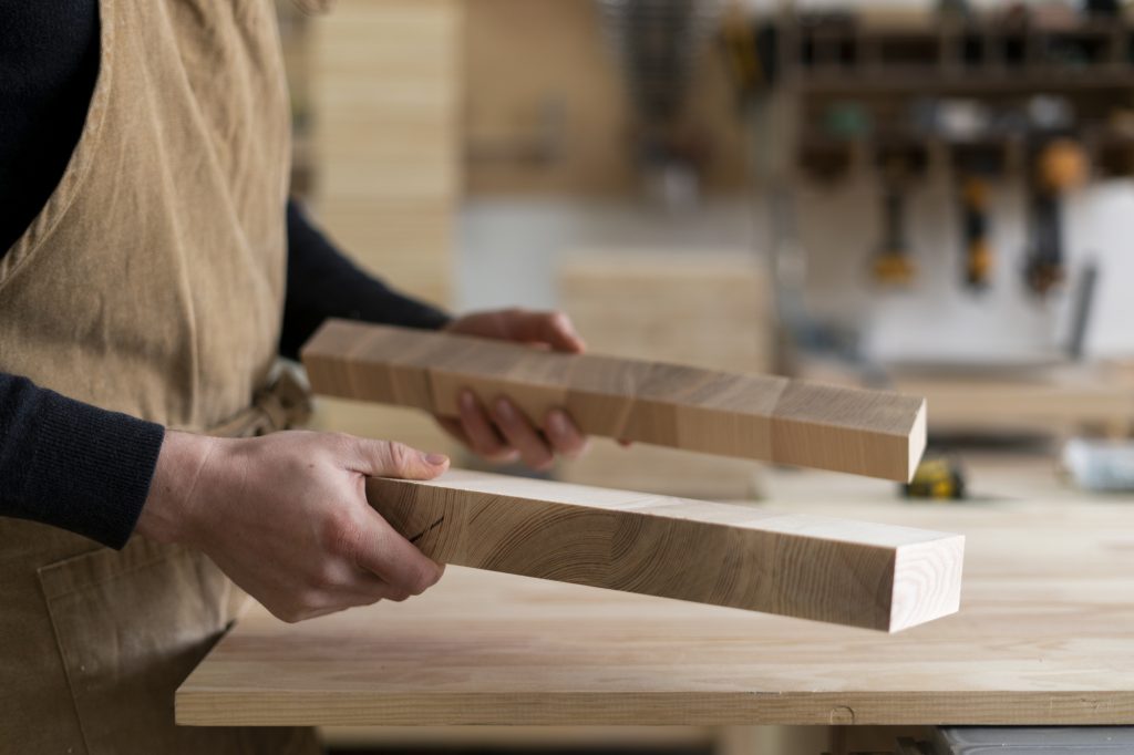 Falegname sceglie il legno