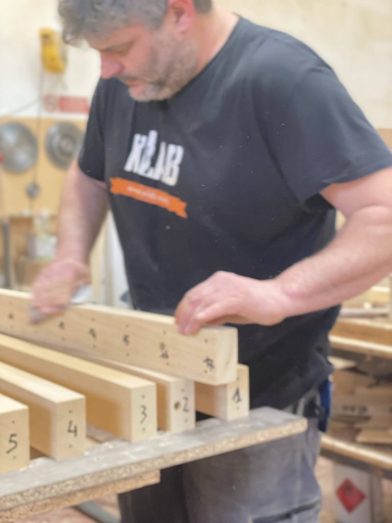 il falegname XLab costruisce la parete divisoria listelli di legno