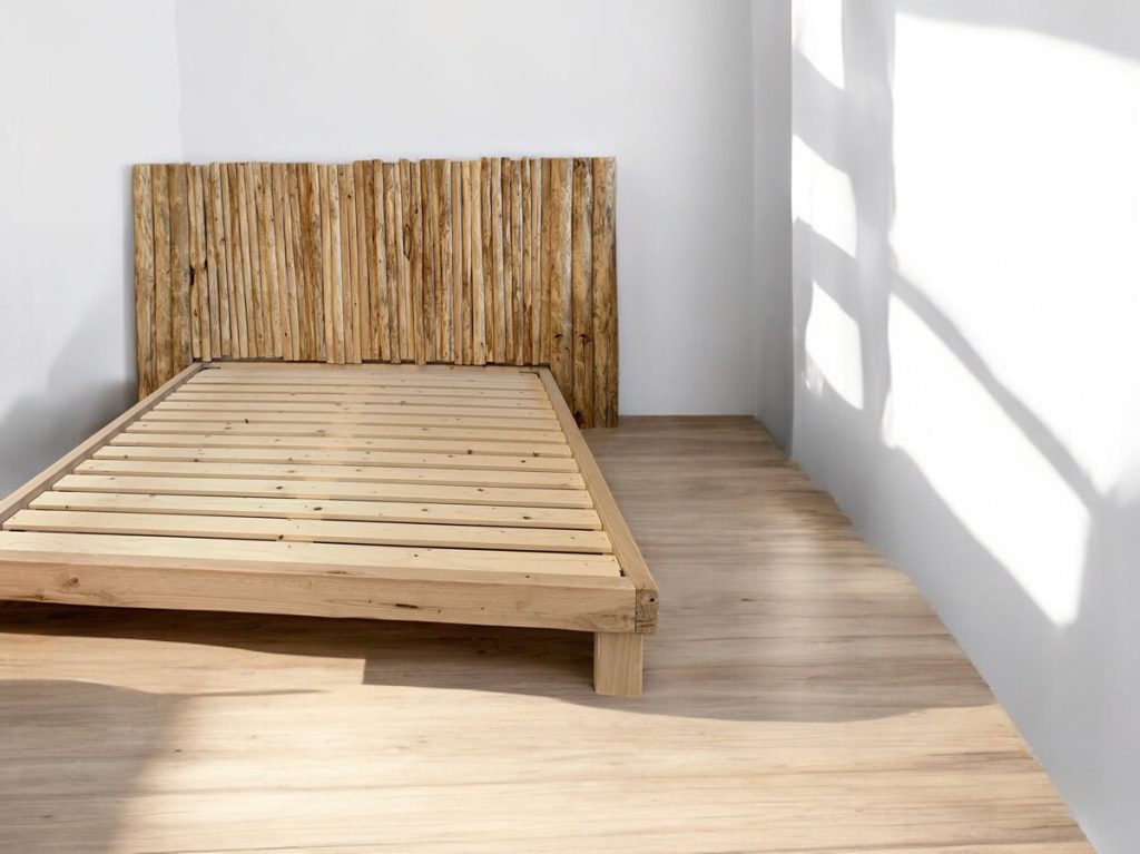 Letto matrimoniale per casa al mare in legno naturale