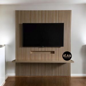 Mobile porta TV da parete in legno massello con listelli di legno verticali e mensola