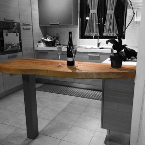 Piano snack penisola in legno massello di castagno per la tua cucina